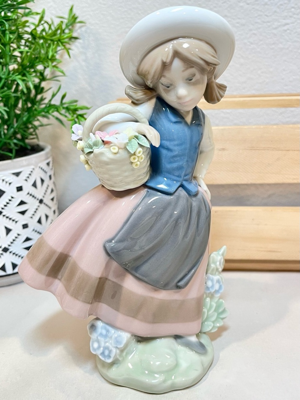 Lladró “Sweet Scent” from the Children w Flowers Collection | Retired | EUC